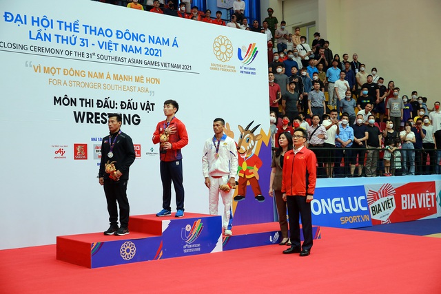 Phó Thủ tướng Chính phủ Vũ Đức Đam cùng các vận động viên, khán giả thực hiện nghi lễ chào cờ, hát Quốc ca Việt Nam sau nghi lễ trao huy chương cho các VĐV